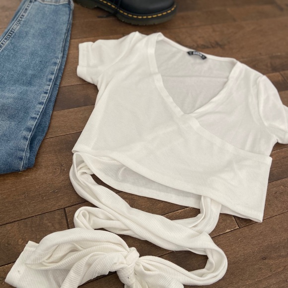 Wrap around crop T-shirt - Picture 3 of 3